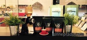 小型奶茶店吧台设计装修效果图片