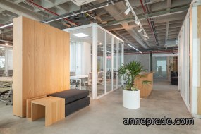 低层办公室大门装修实景图