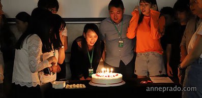 上海办公室装修公司员工生日会留念！