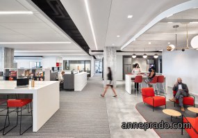 高档新式透明玻璃办公室装修图